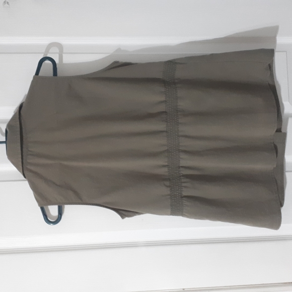 Gently worn sleeveless button down - Picture 5 of 5